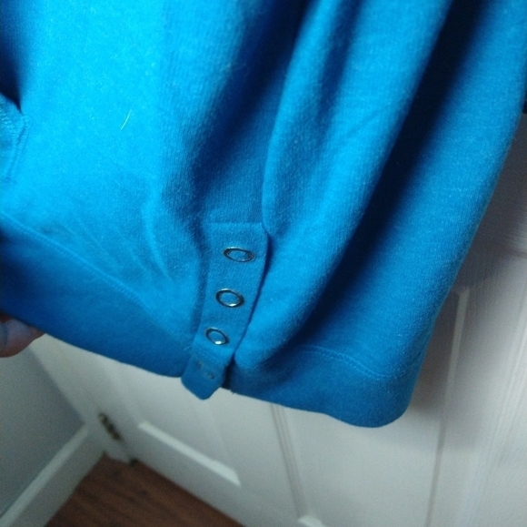 $ St. John's bay teal front pocket side snap sweatshirt. Size PXL - Picture 6 of 11